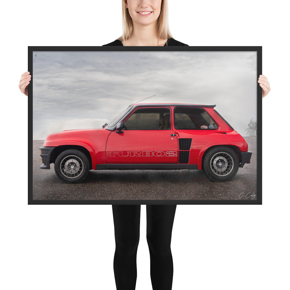 Photographie encadrée 'GT Turbo' par Charles Coley, mettant en vedette une magnifique Renault 5 GT TURBO rouge dans une impression de qualité musée.