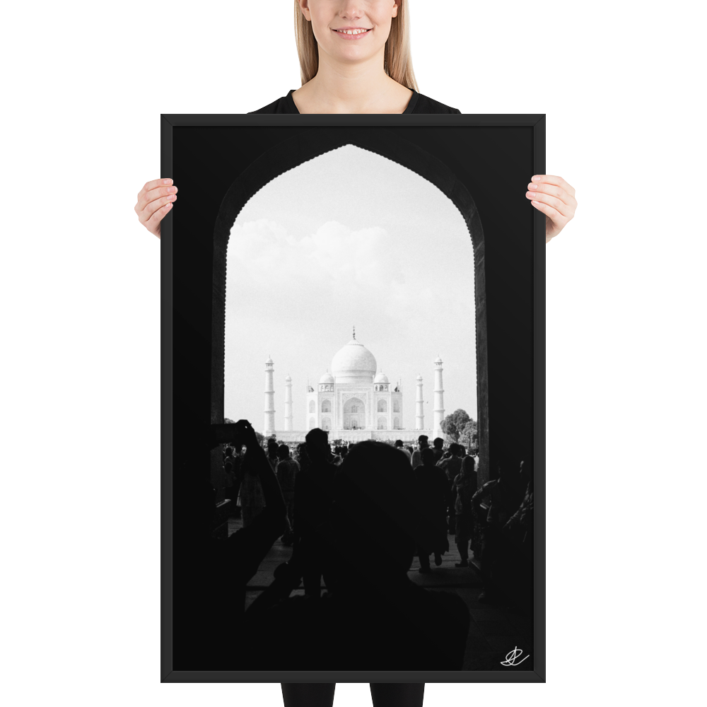 Photographie encadrée 'Taj Mahal' par Ilan Shoham, capturant l'agitation d'Agra avec le Taj Mahal serein à l'horizon, impression de qualité musée sur papier mat épais.