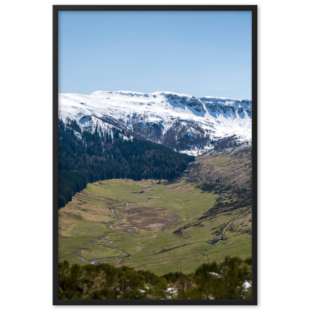 Poster d'une vallée verdoyante avec des montagnes enneigées en arrière-plan, situées dans le Cantal