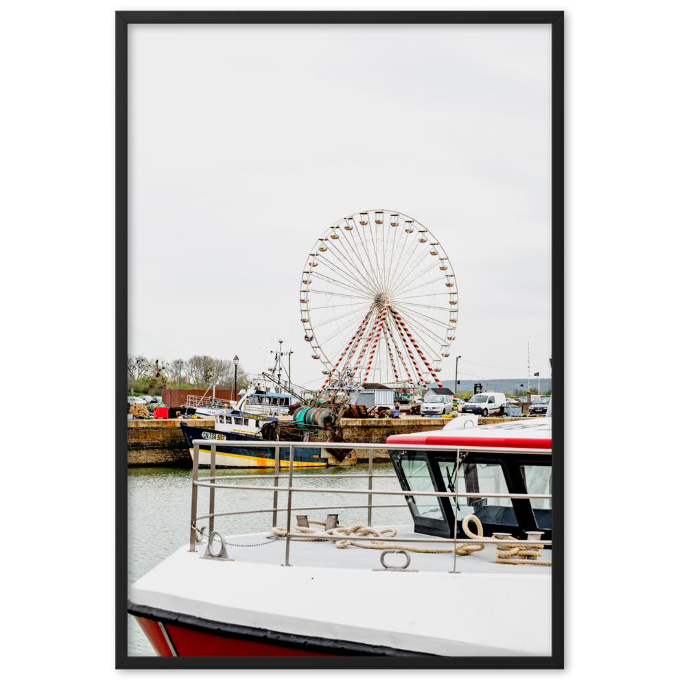 Poster de la photographie de la grande roue de Honfleur avec des bateaux en premier plan.