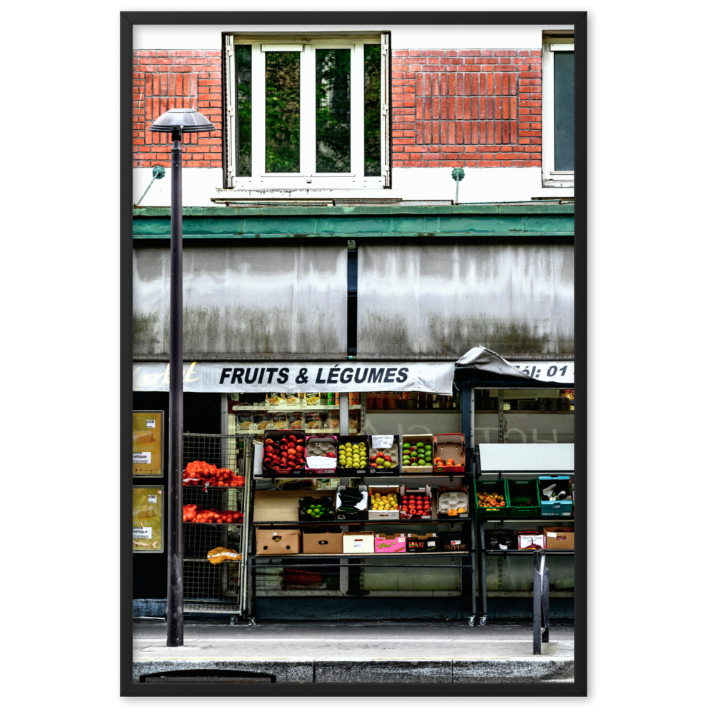 Photographie d'une façade d'épicerie colorée à Paris, vendant des fruits et des légumes frais.