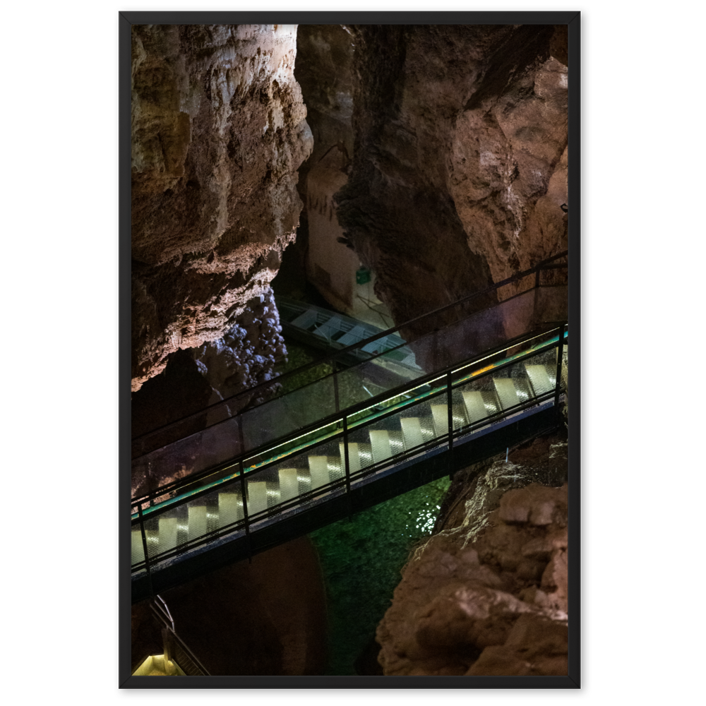 Barque en métal amarrée dans une rivière souterraine pour l'exploration des grottes.