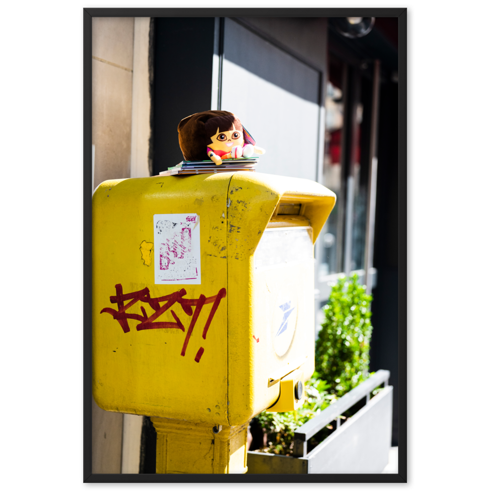 Poster de la photographie "Dora l'exploratrice", représentant une peluche de Dora installée sur une boite aux lettres de La Poste.