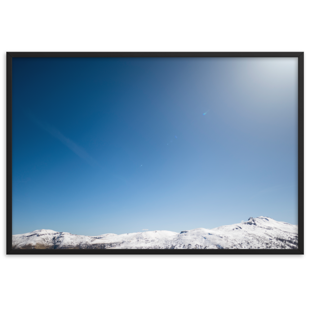 Poster de la photographie "Montagnes du Cantal N10", un vaste ciel bleu surplombant les montagnes enneigées du Cantal.