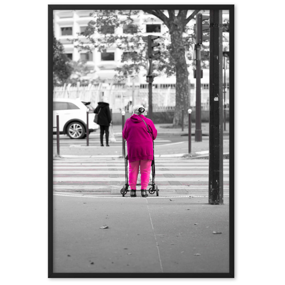 Pink Lady - Photographie de rue captivante mettant en valeur le rose - La Boutique du Poster