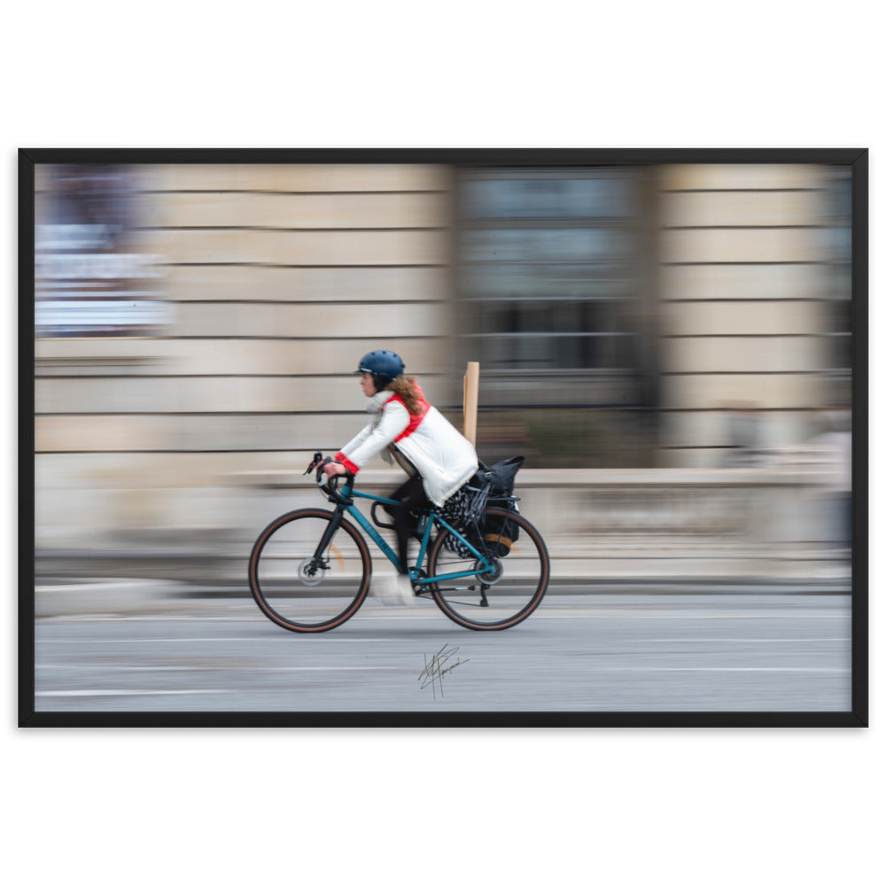 Cycliste en mouvement sur une rue urbaine avec un effet de filet, rendant l'arrière-plan flou et le sujet en nette mise au point.