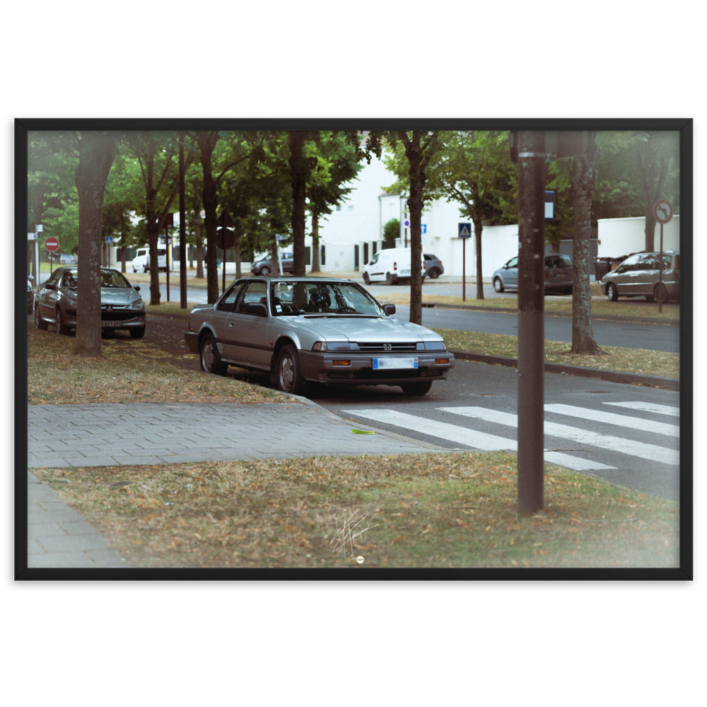 Photographie du classique automobile Honda Prelude, stationnée dans les rues du 78, dépeignant l'élégance et le charme de la période rétro de l'automobile.