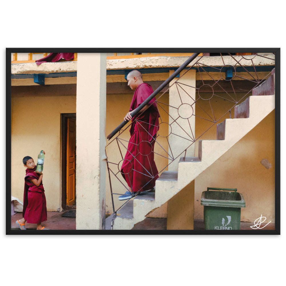 Photographie 'Jeune moine' par Ilan Shoham, capturant une scène touchante d'un jeune moine offrant de l'eau dans le cadre spirituel et architectural de Vashisht, en Inde.