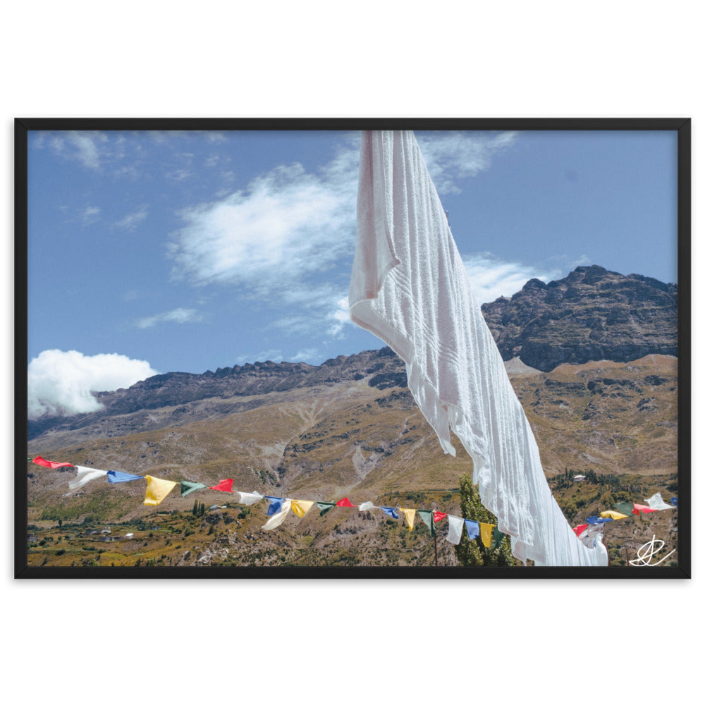 Photographie 'Les drapeaux' par Ilan Shoham, capturant la beauté des drapeaux de prière bouddhistes dans le paysage serein de l'Himalaya, juxtaposant la spiritualité et le quotidien humain.