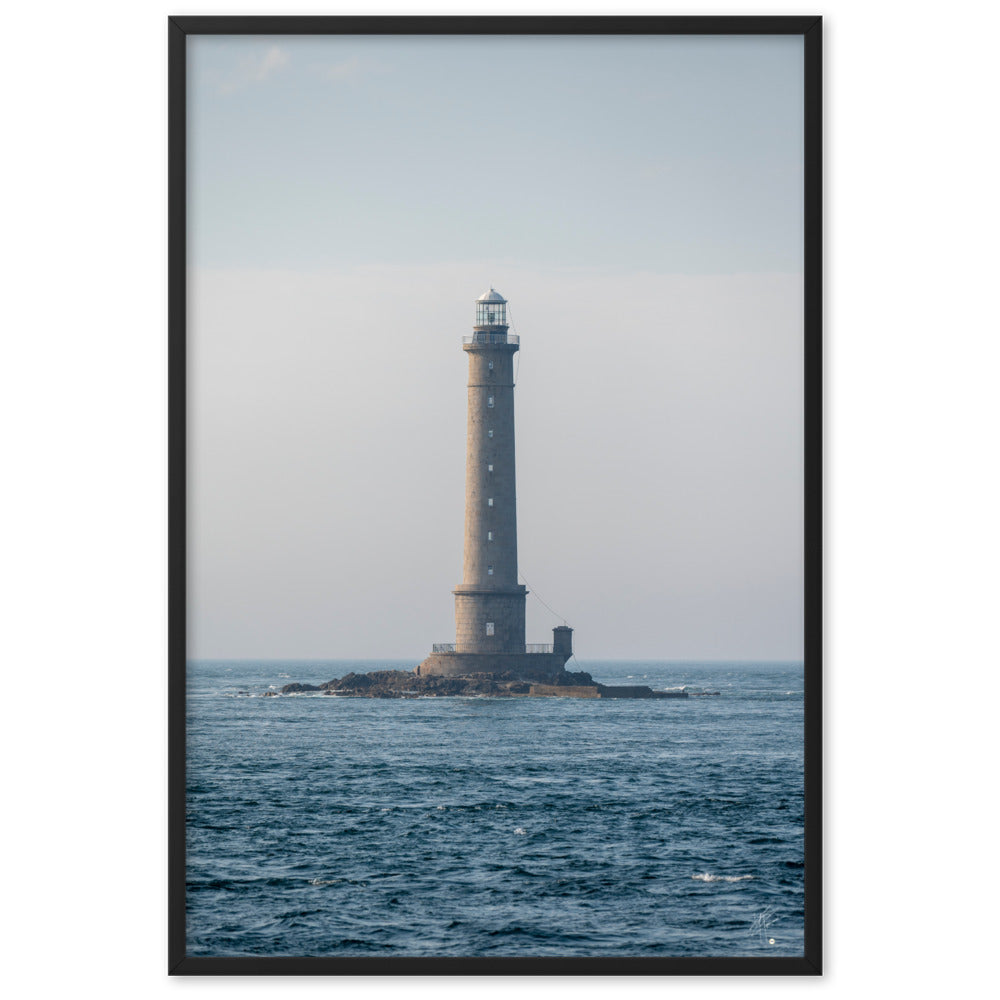 Photographie en couleur du Phare de la Hague par Yann Peccard, encadrée élégamment, capturant la sérénité maritime et la majesté de la nature.