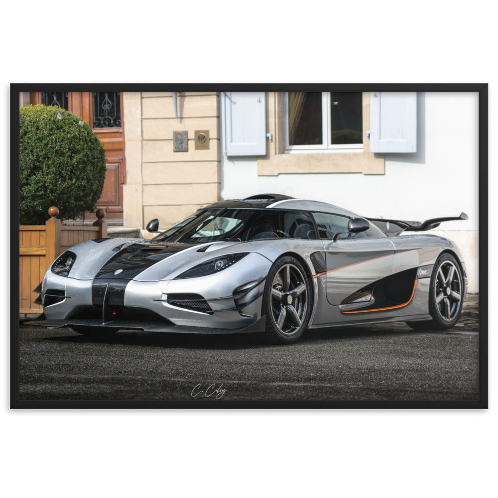 Poster photographique 'Koenigsegg Agera One N01' par Charles Coley, mettant en lumière une supercar éblouissante en impression encadrée.