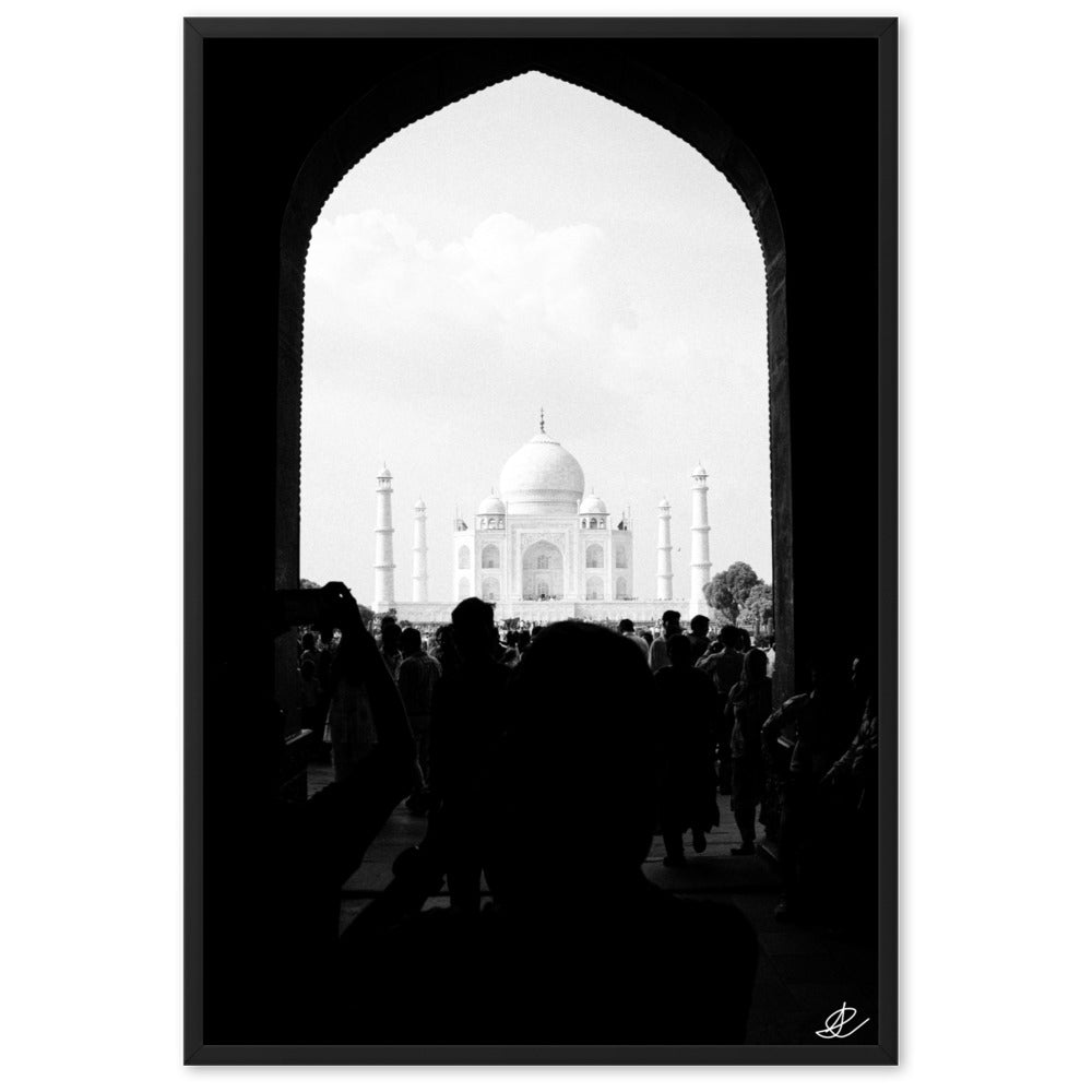 Photographie encadrée 'Taj Mahal' par Ilan Shoham, capturant l'agitation d'Agra avec le Taj Mahal serein à l'horizon, impression de qualité musée sur papier mat épais.