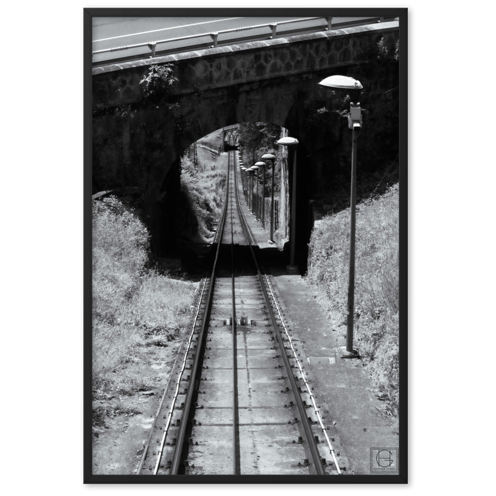 Photographie encadrée 'La Descente' par Hadrien Geraci, montrant une vue plongeante sur les rails du funiculaire Artxanda, impression de qualité musée sur papier mat épais.