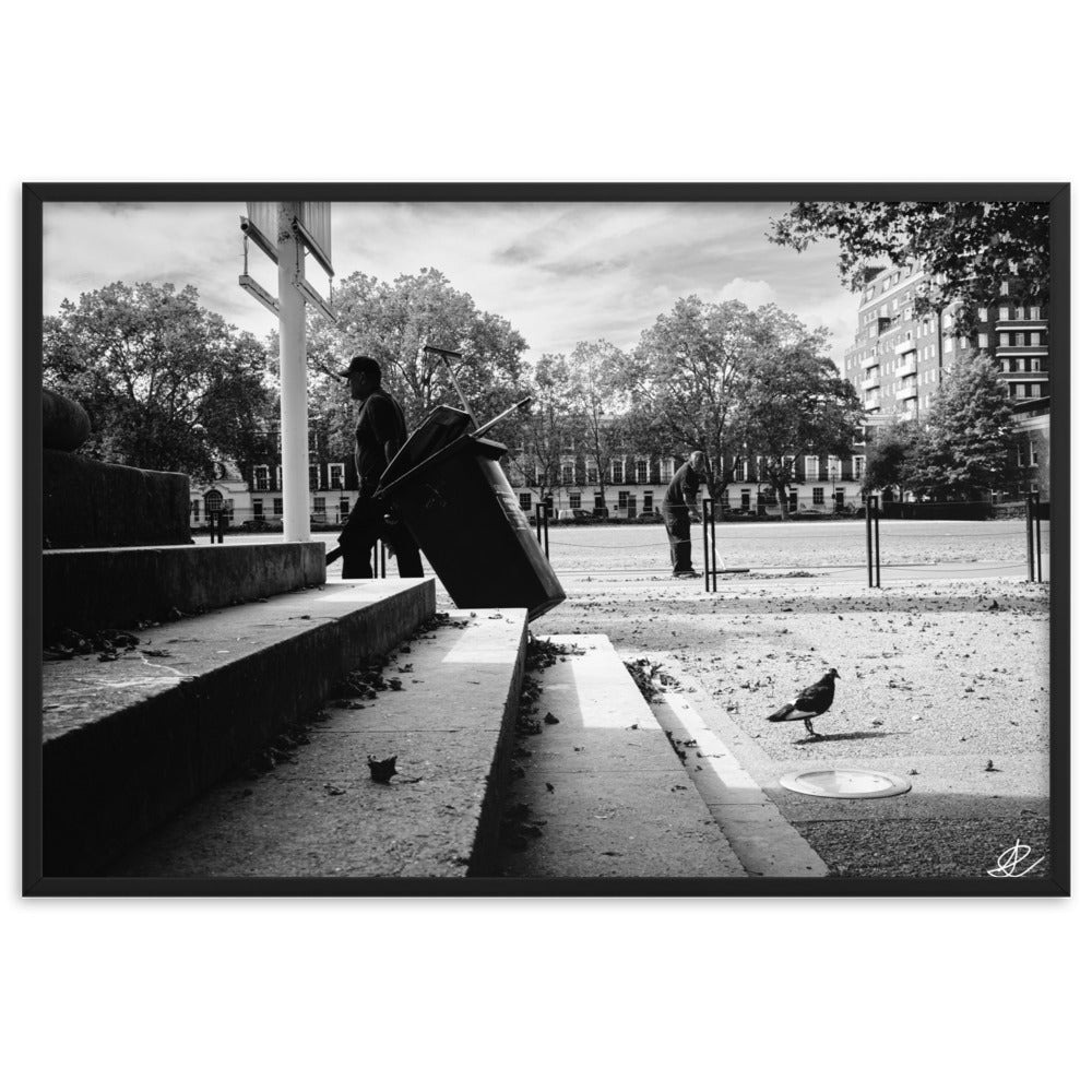 Photographie 'Entretien' par Ilan Shoham, mettant en scène une rue londonienne à travers trois plans – des marches d'escalier, un pigeon solitaire, et un homme faisant de l'entretien – offrant une perspective éloquente et tranquille sur la vie urbaine quotidienne, et apportant une narration visuelle subtile à votre espace.