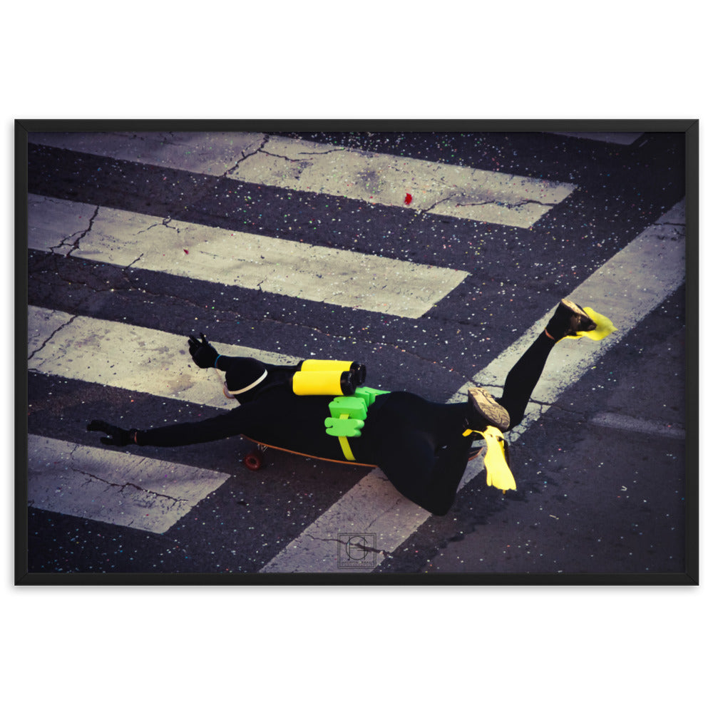 Photographie humoristique d'un homme déguisé en plongeur avec des bouteilles d'oxygène jaunes, roulant sur un skateboard dans les rues de Paris, œuvre de Hadrien Geraci.