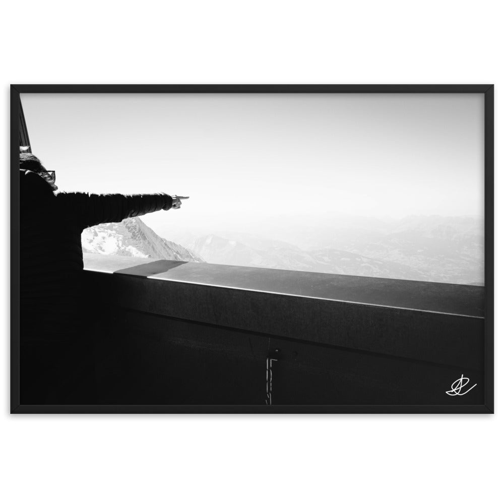 Photographie 'Au-delà de l'Horizon' par Ilan Shoham, capturant une silhouette face à des montagnes embrumées, symbolisant la contemplation et l'aventure.