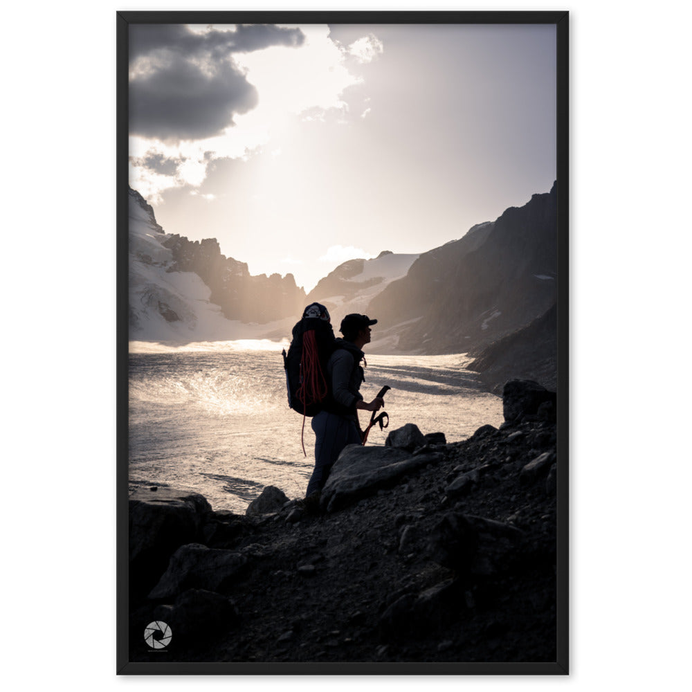 Photographie d'un randonneur face à l'immensité d'un glacier sous les rayons du crépuscule, capturée par Brad Explographie, symbolisant la confrontation entre l'homme et la nature.