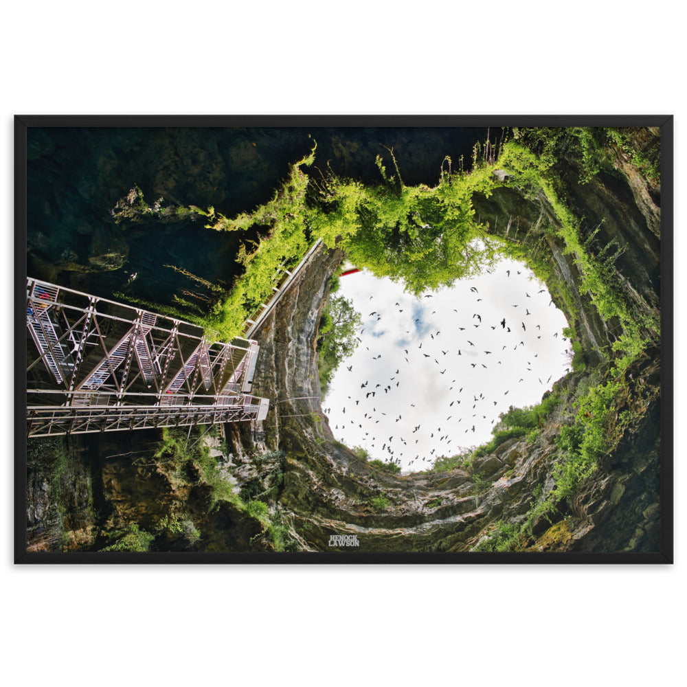 Photographie du poster "Vue du ciel" de Henock Lawson, montrant une gorge naturelle avec un ciel ouvert encadré par la végétation et les rochers.