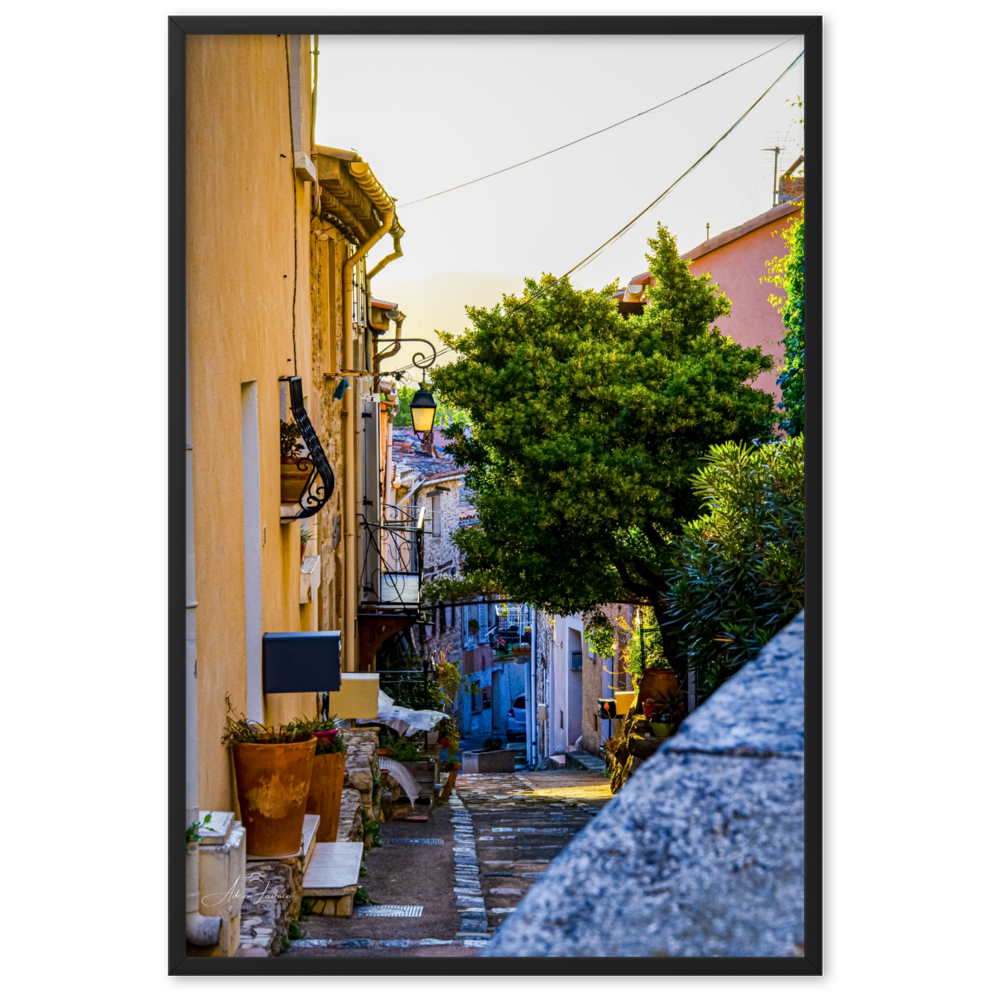 Poster coloré "Rue de Cuers" montrant une rue pittoresque d'un village provençal, baignée de soleil et d'ambiance méditerranéenne.