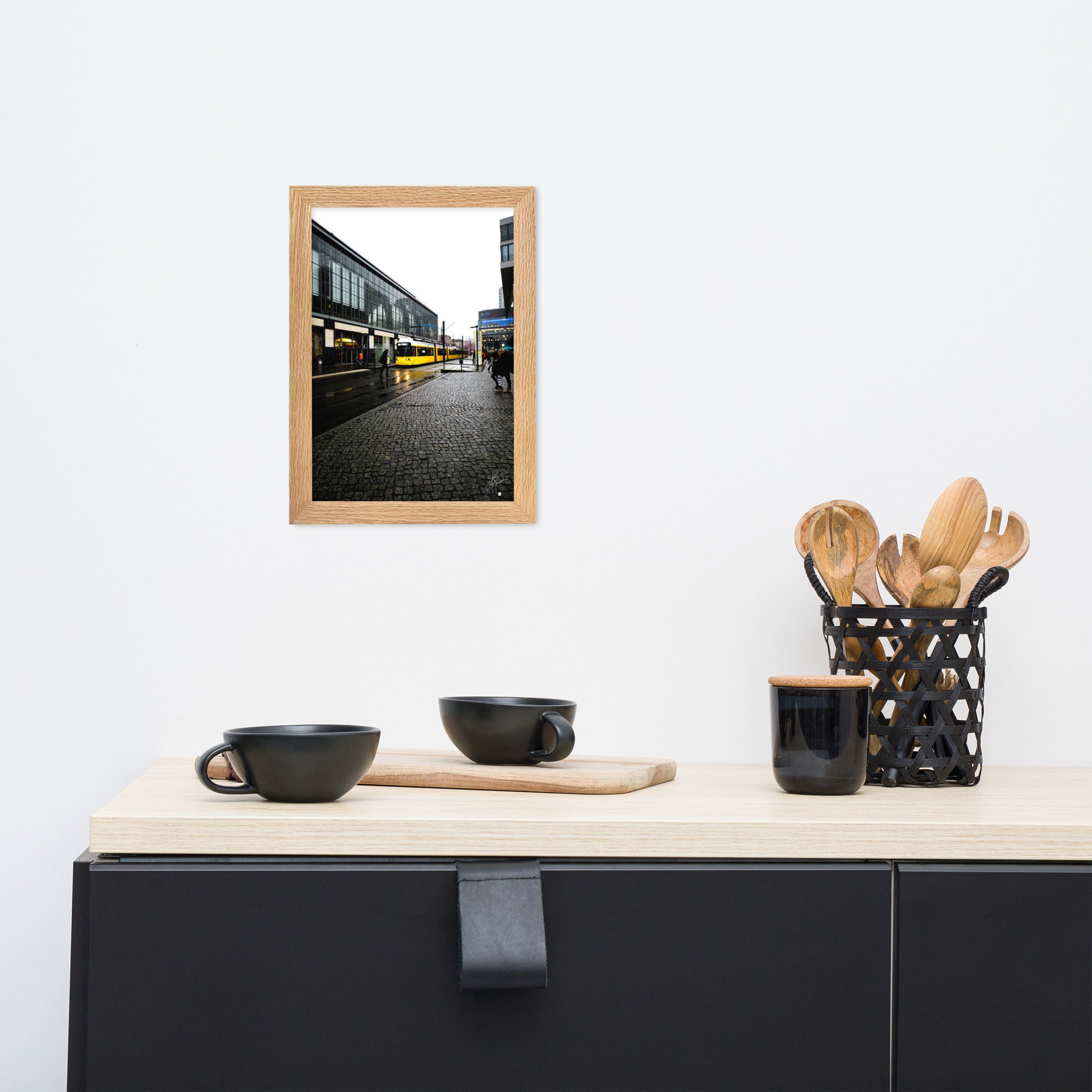 Photographie capturant un tramway jaune passant devant un cinéma à Berlin. Une scène urbaine dynamique mêlée à l'aura du monde cinématographique.