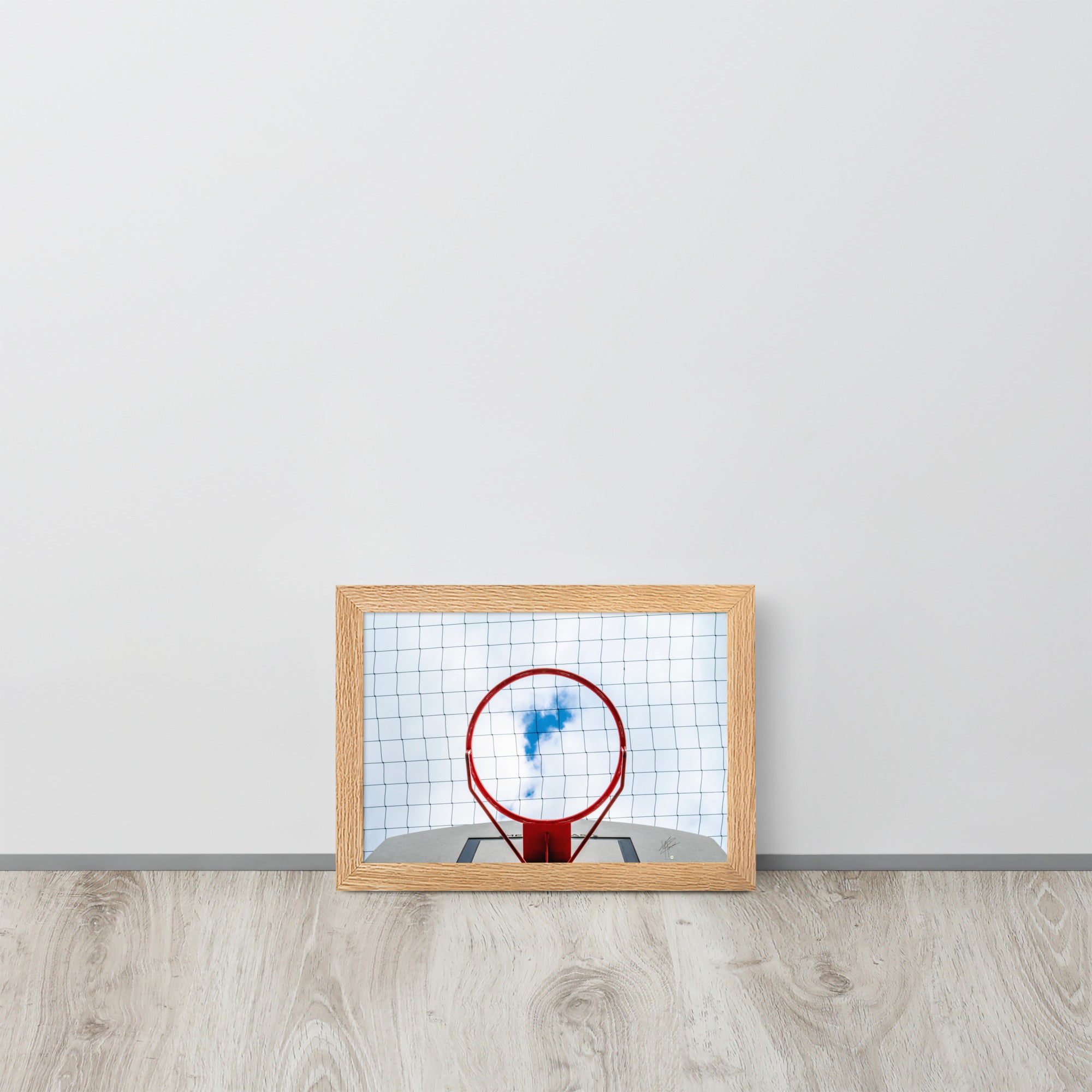 Vue en contre-plongée d'un panier de basket-ball, encadrant une échappée bleue dans un ciel nuageux, une interprétation artistique du jeu dans les cieux.