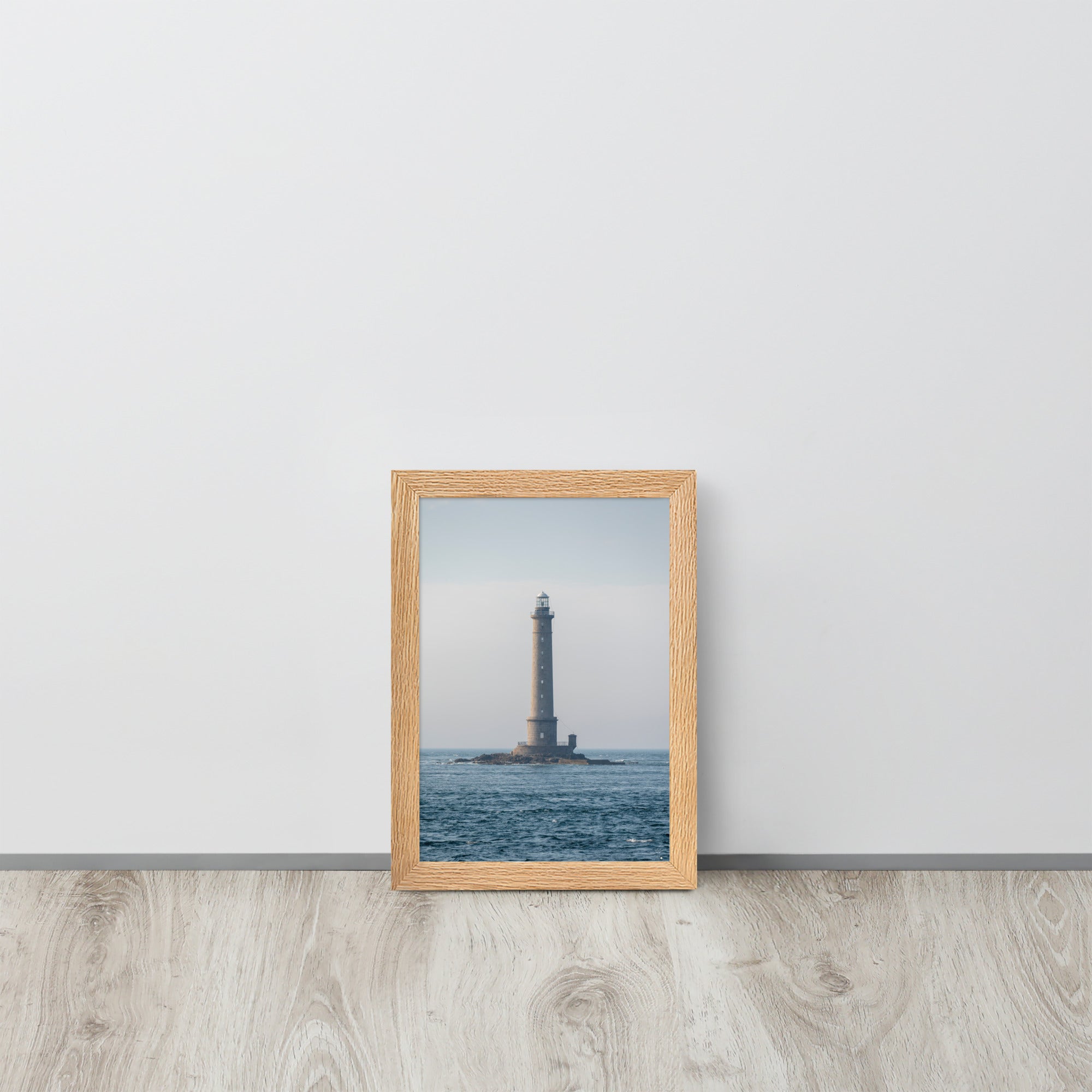 Photographie en couleur du Phare de la Hague par Yann Peccard, encadrée élégamment, capturant la sérénité maritime et la majesté de la nature.