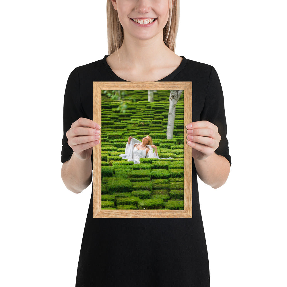 Portrait élégant de 'Blanche', une femme blonde vêtue de blanc, posant au milieu d'un jardin verdoyant et luxuriant, évoquant la beauté et la sérénité.