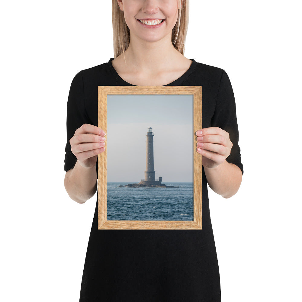 Photographie en couleur du Phare de la Hague par Yann Peccard, encadrée élégamment, capturant la sérénité maritime et la majesté de la nature.