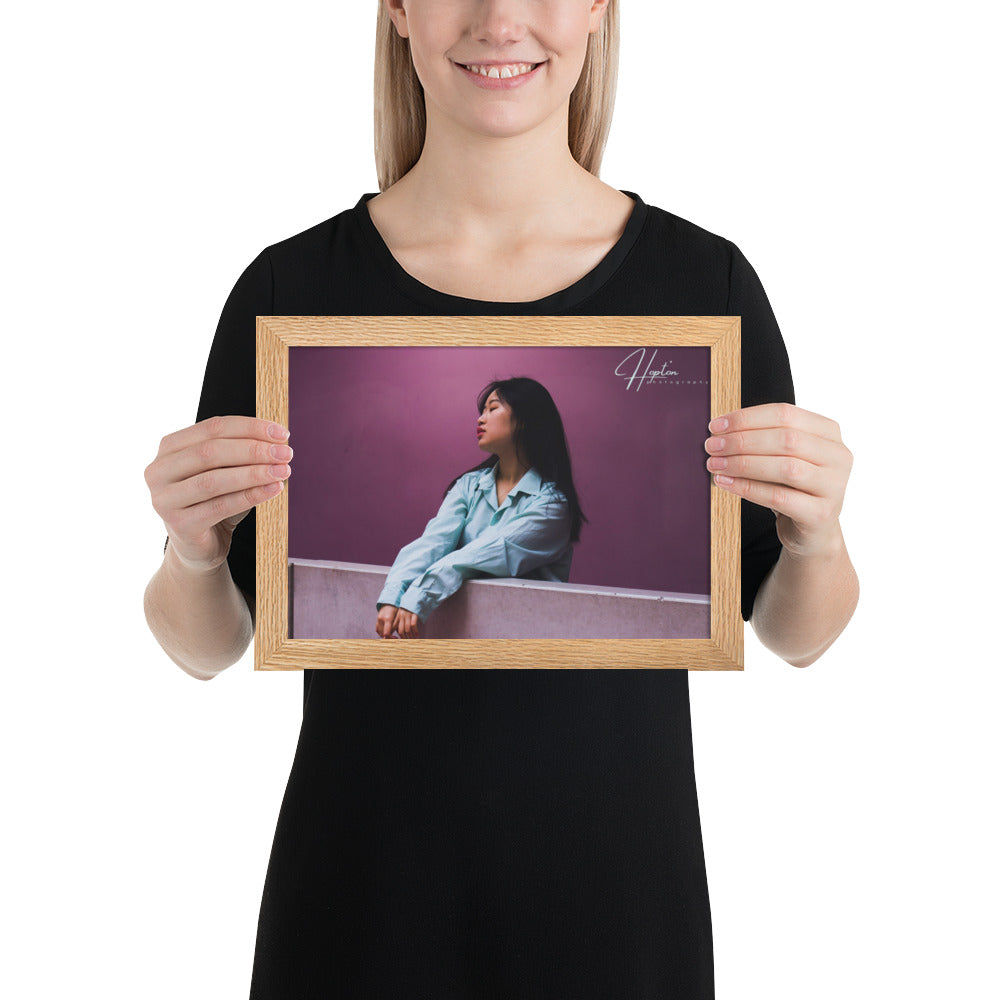 Portrait doux de Melynda par Hopton Photography, encadré avec élégance, illustrant une célébration subtile des couleurs et de la sérénité.