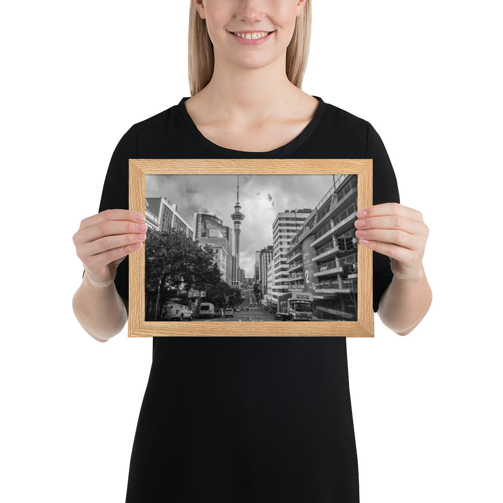 Photographie noir et blanc 'Auckland' par Charles Coley, dépeignant une rue d’Auckland dans une scène quotidienne, mélangeant architecture et éléments urbains pour une œuvre à la fois dynamique et intemporelle.