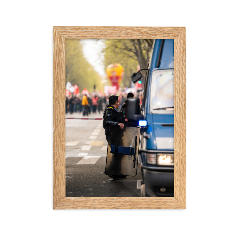 Poster mural - Gendarmerie mobile – Photographie de rue manifestation pacifique à Paris – Poster photographie, photographie murale et des posters muraux unique au monde. La boutique de posters créée par Yann Peccard un Photographe français.