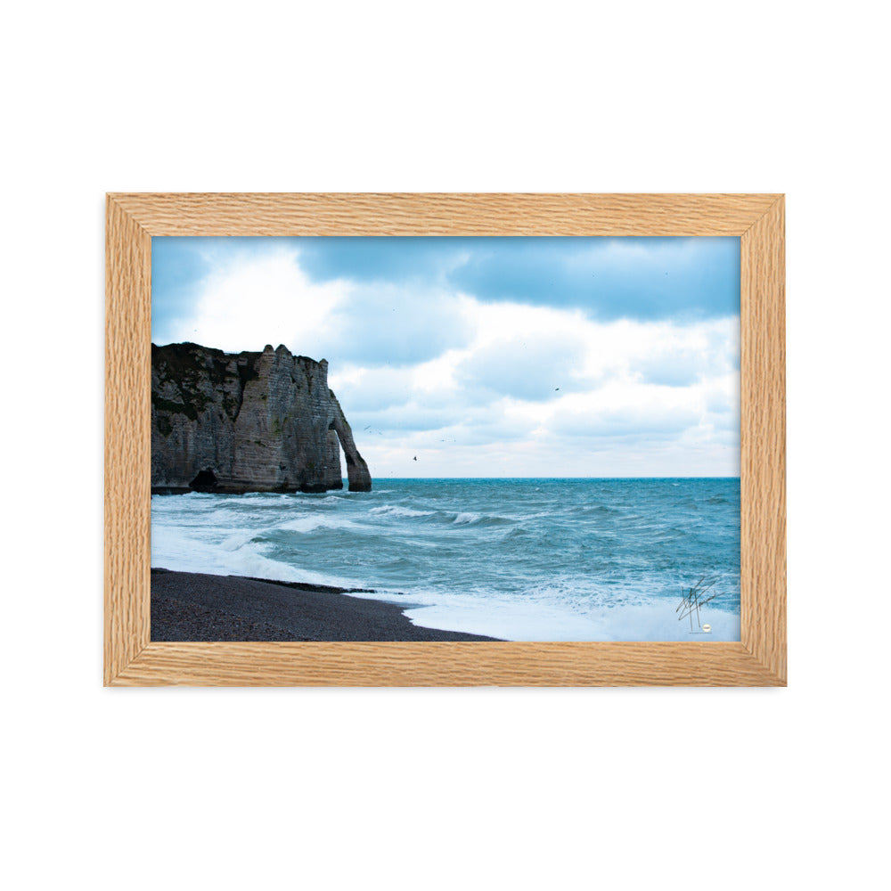 Photographie apaisante de la plage d'Etretat, où la mer caresse le rivage sous un ciel clair. Une représentation parfaite de la tranquillité et de la beauté naturelle de la côte normande.