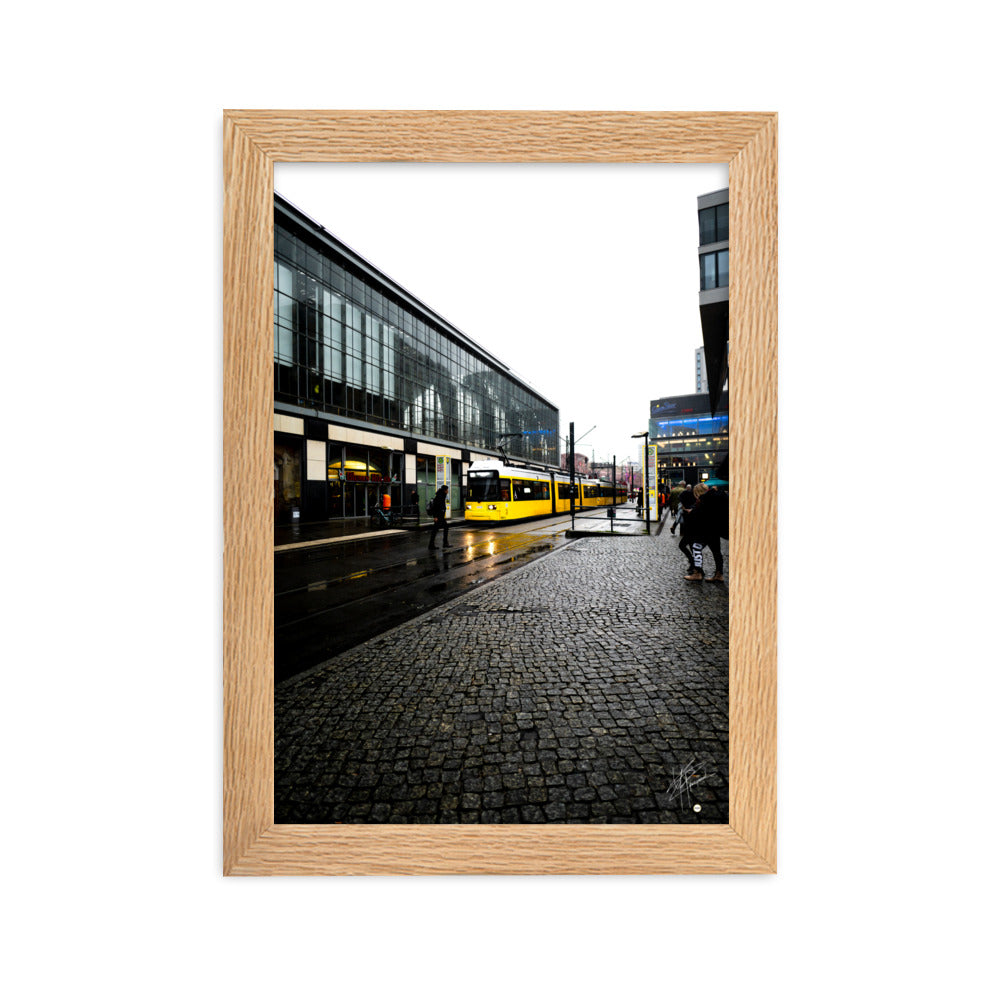 Photographie capturant un tramway jaune passant devant un cinéma à Berlin. Une scène urbaine dynamique mêlée à l'aura du monde cinématographique.