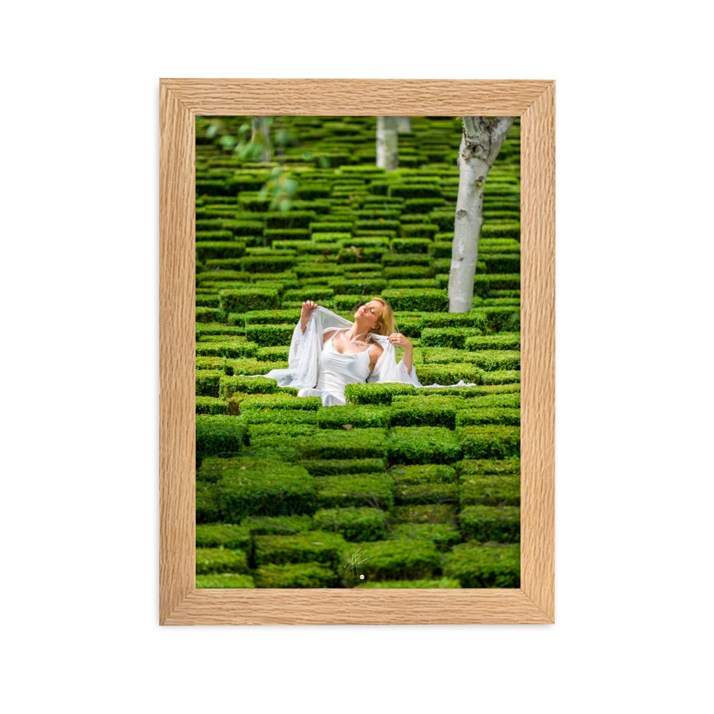 Portrait élégant de 'Blanche', une femme blonde vêtue de blanc, posant au milieu d'un jardin verdoyant et luxuriant, évoquant la beauté et la sérénité.