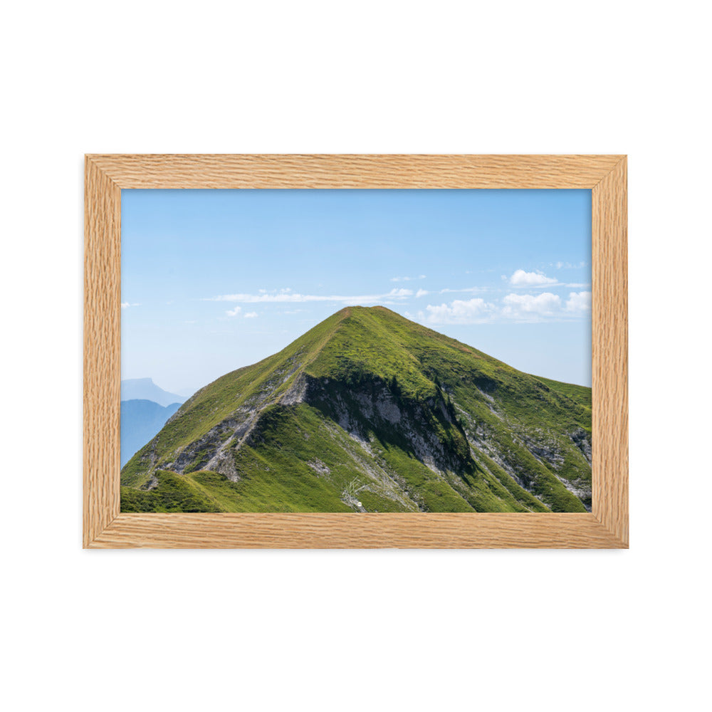 Vue panoramique du 'Mamelon Vert' avec sa végétation luxuriante et montagneuse, encadrée en bois de chêne.