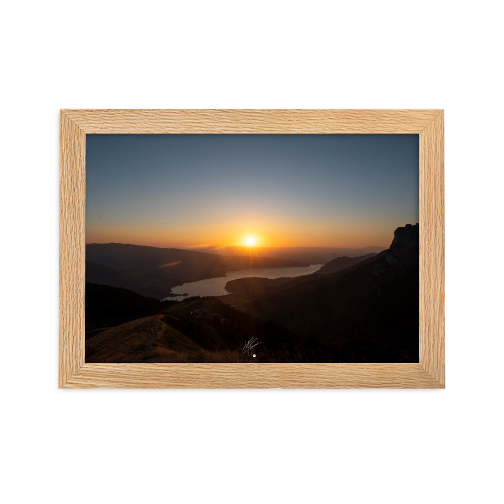 Coucher de soleil éclatant sur le lac d'Annecy vu depuis La Tournette, encadré dans un cadre en chêne massif.