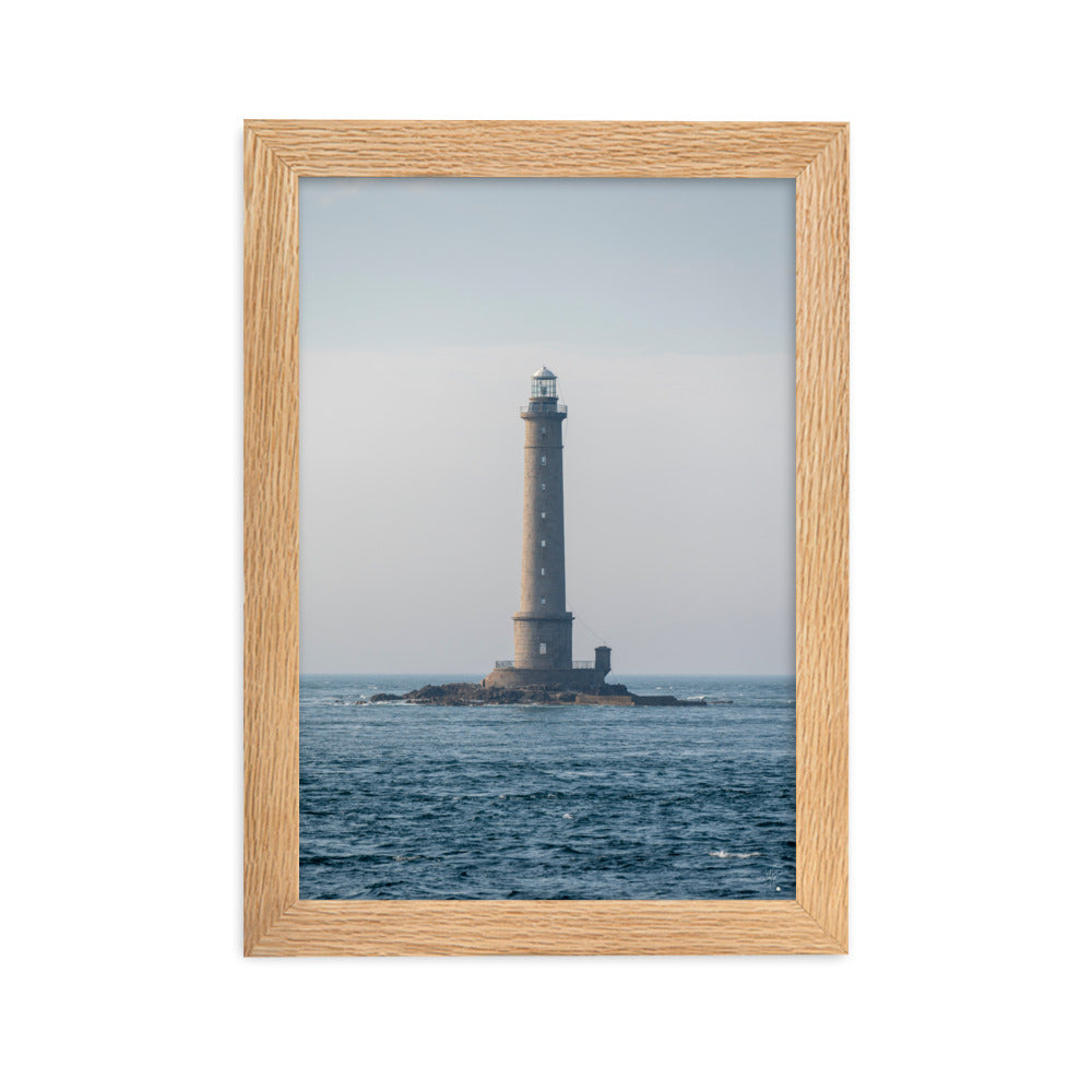 Photographie en couleur du Phare de la Hague par Yann Peccard, encadrée élégamment, capturant la sérénité maritime et la majesté de la nature.