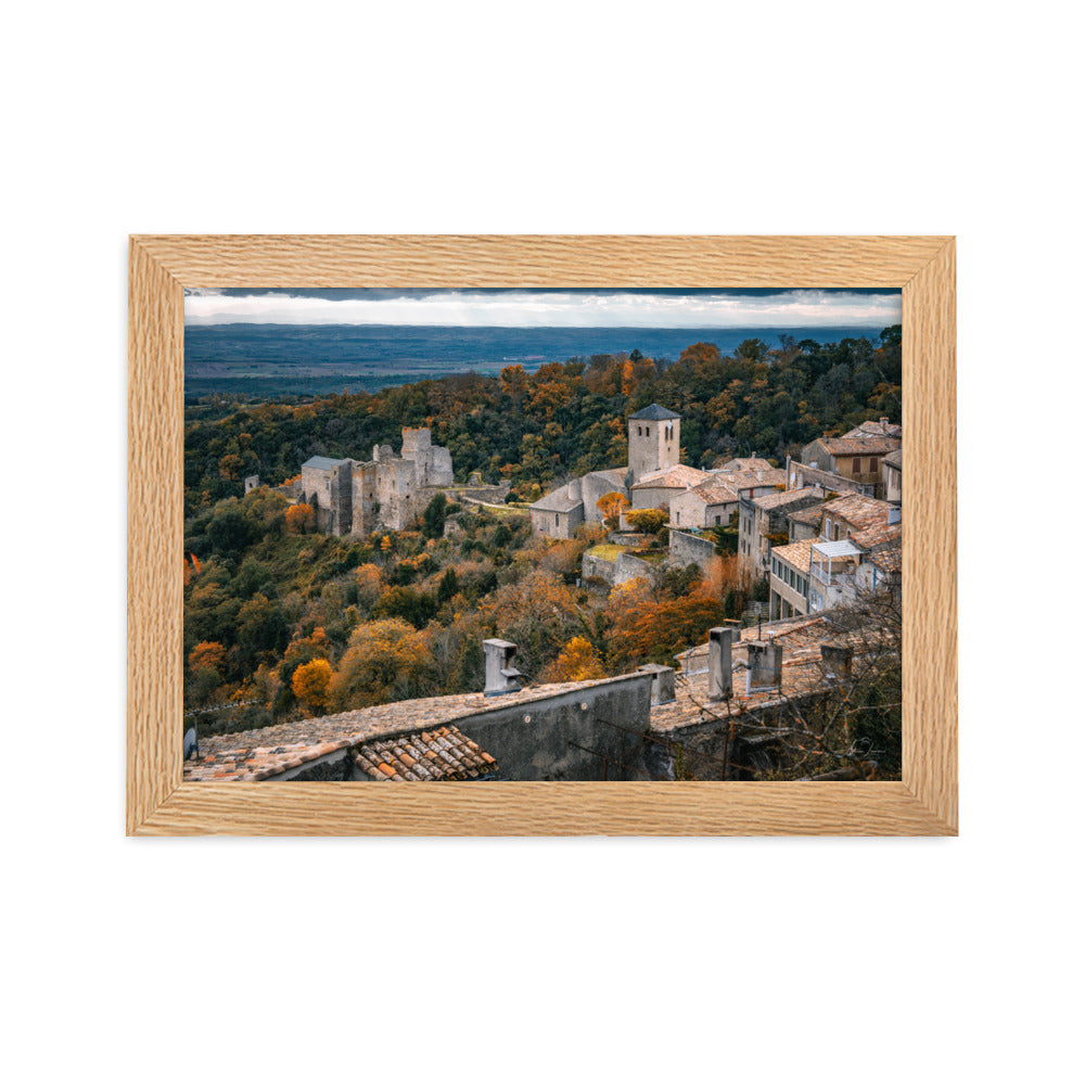 Photographie d'un village médiéval automnal, capturée par Adrien Louraco, offrant une vue pittoresque qui allie histoire et nature dans un cadre élégant.