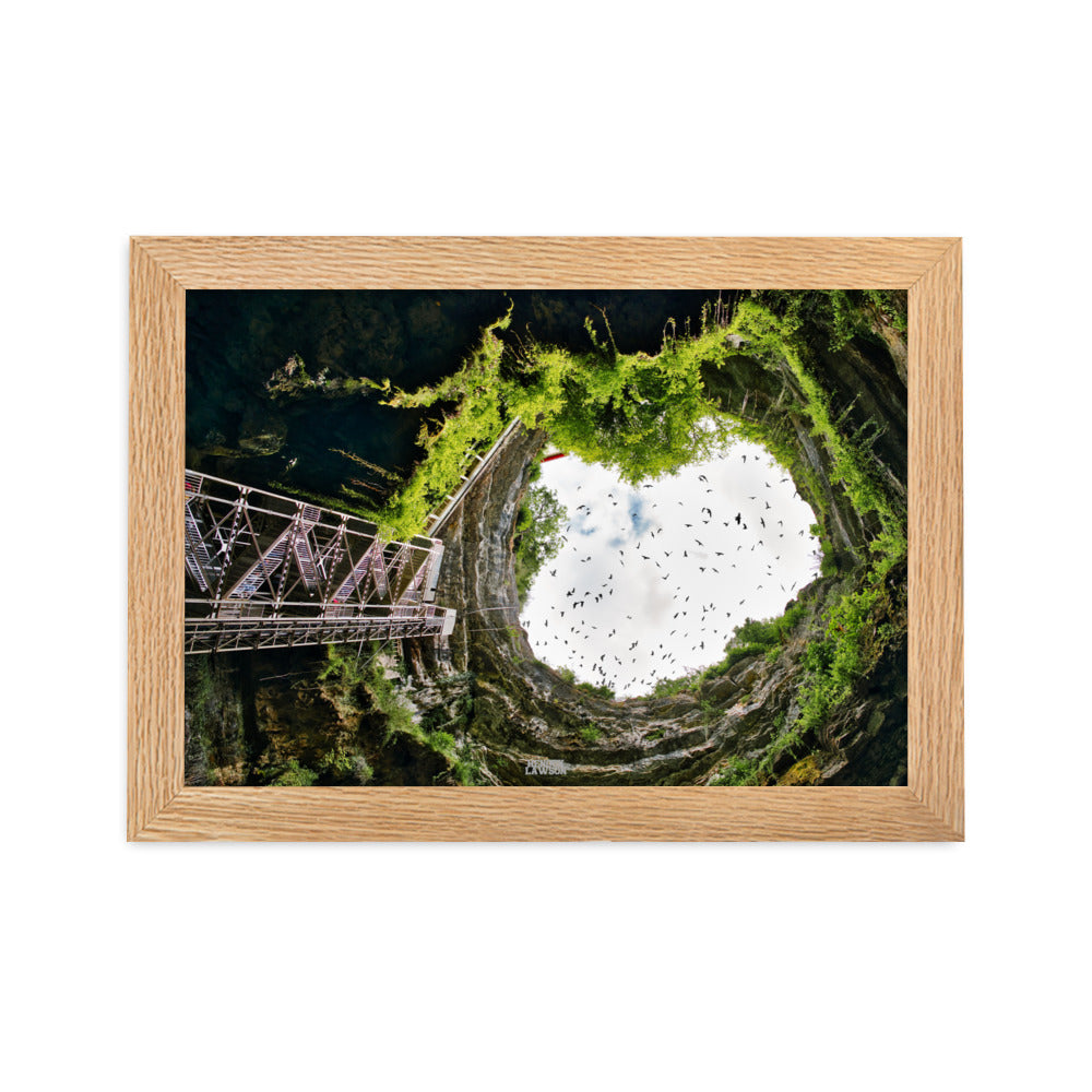 Photographie du poster "Vue du ciel" de Henock Lawson, montrant une gorge naturelle avec un ciel ouvert encadré par la végétation et les rochers.