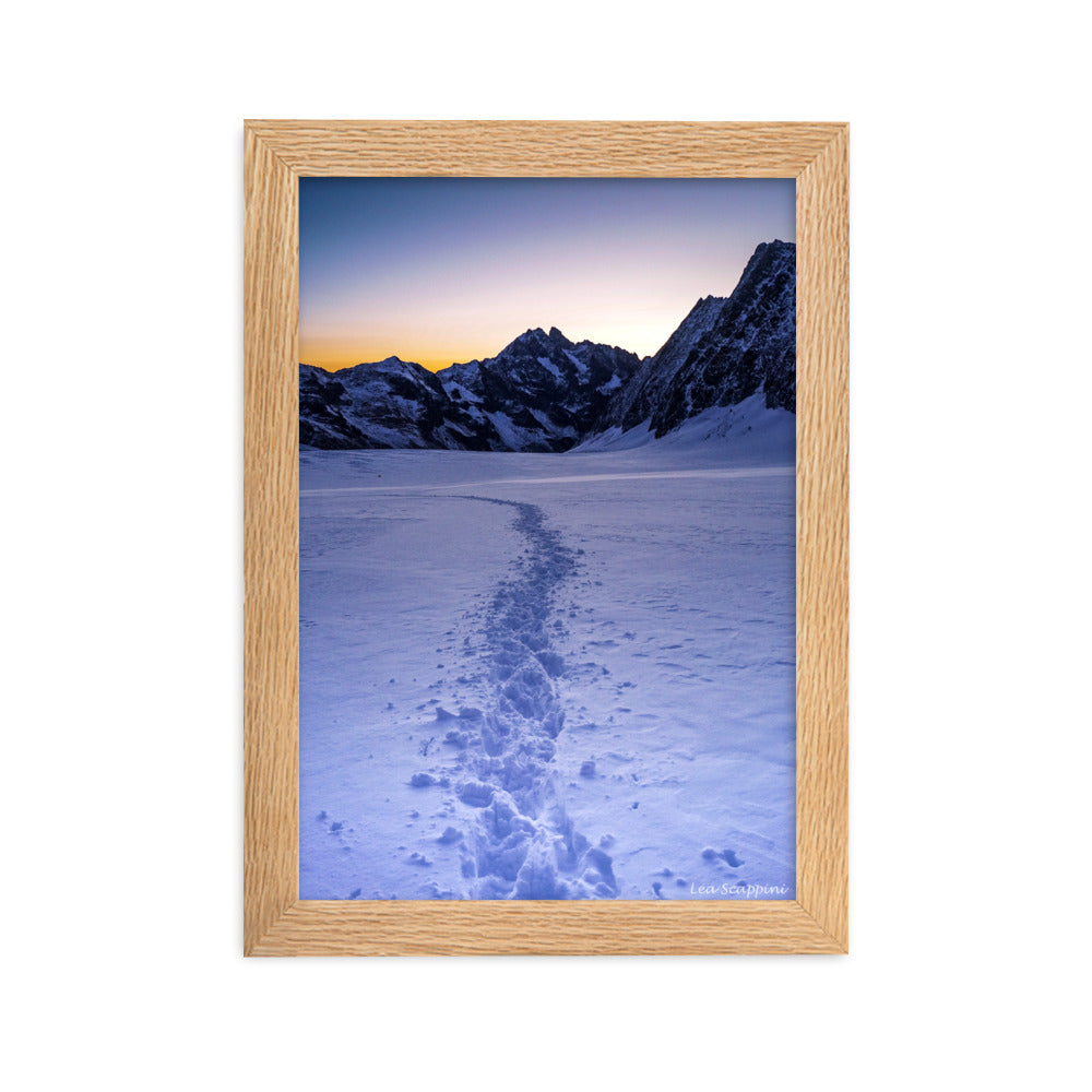 Image du poster "Glacier Blanc" par Léa Scappini, capturant le lever du jour sur un paysage montagneux enneigé.