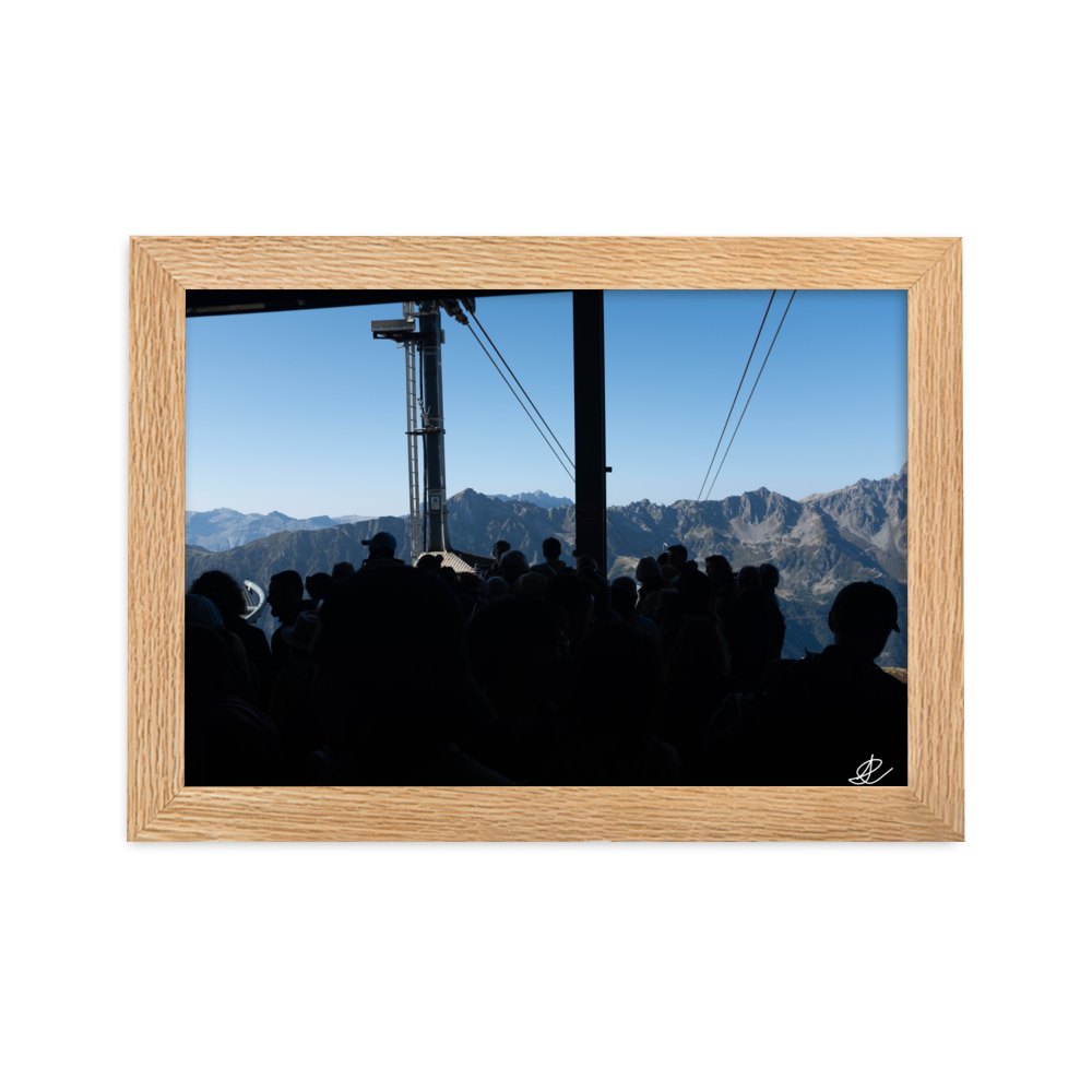 Photographie artistique des montagnes dans le poster "Vers les Sommets", évoquant la grandeur de la nature et l'esprit d'aventure.