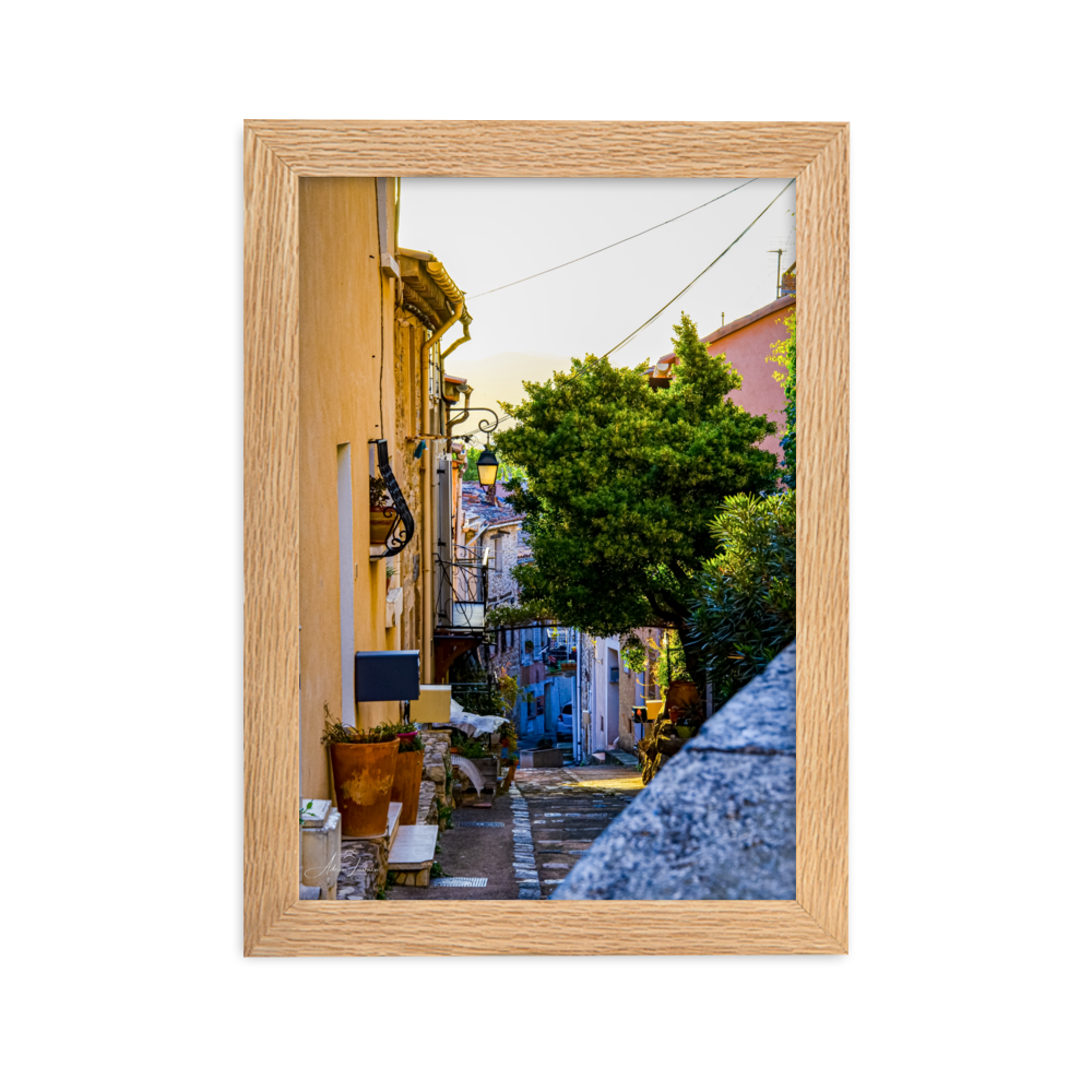 Poster coloré "Rue de Cuers" montrant une rue pittoresque d'un village provençal, baignée de soleil et d'ambiance méditerranéenne.