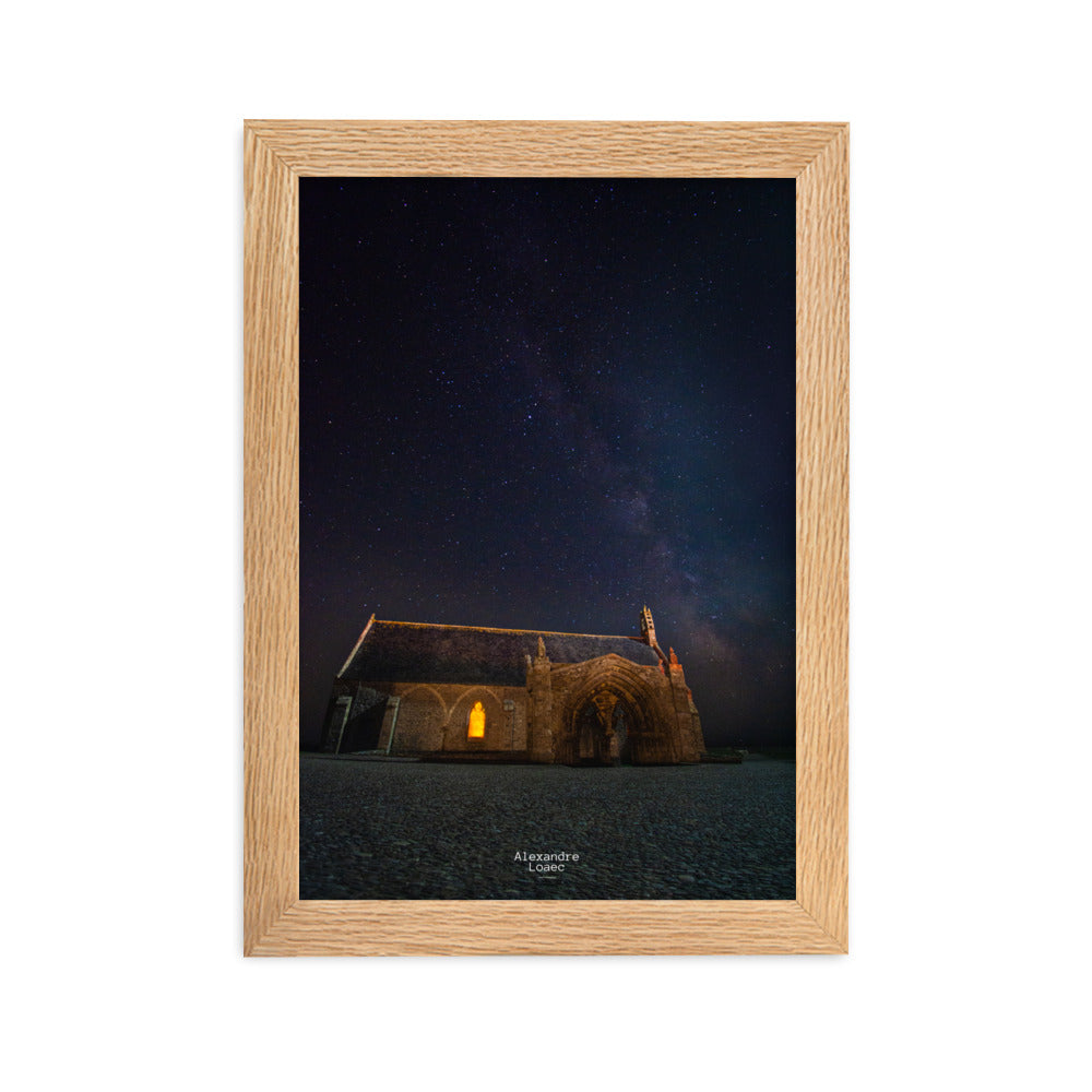 Poster captivant "Notre-Dame des Grâces sous les cieux", montrant l'ancienne église de St-Mathieu dans le Finistère, un joyau d'architecture et d'histoire.