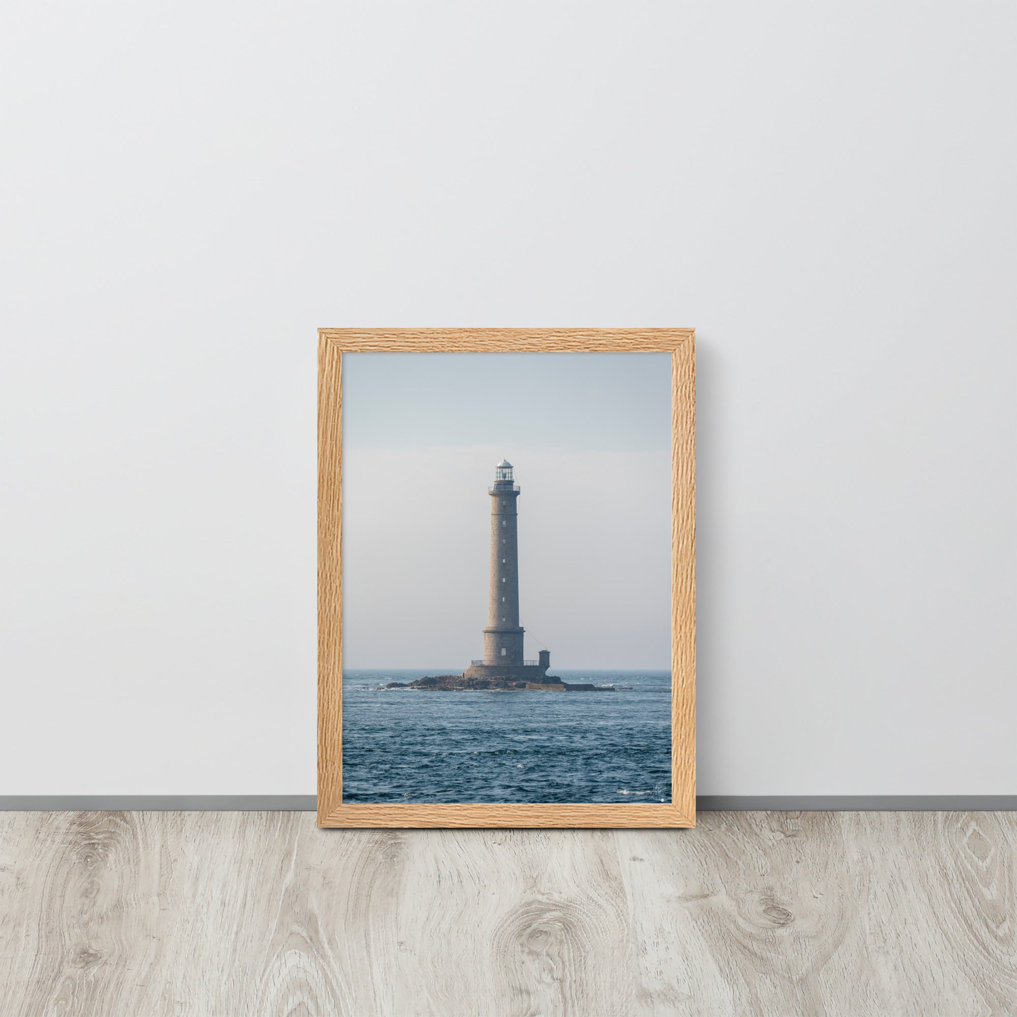 Photographie en couleur du Phare de la Hague par Yann Peccard, encadrée élégamment, capturant la sérénité maritime et la majesté de la nature.