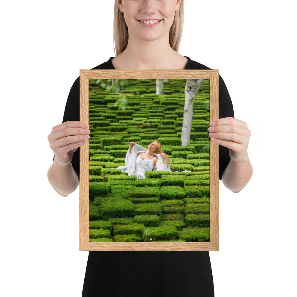 Portrait élégant de 'Blanche', une femme blonde vêtue de blanc, posant au milieu d'un jardin verdoyant et luxuriant, évoquant la beauté et la sérénité.