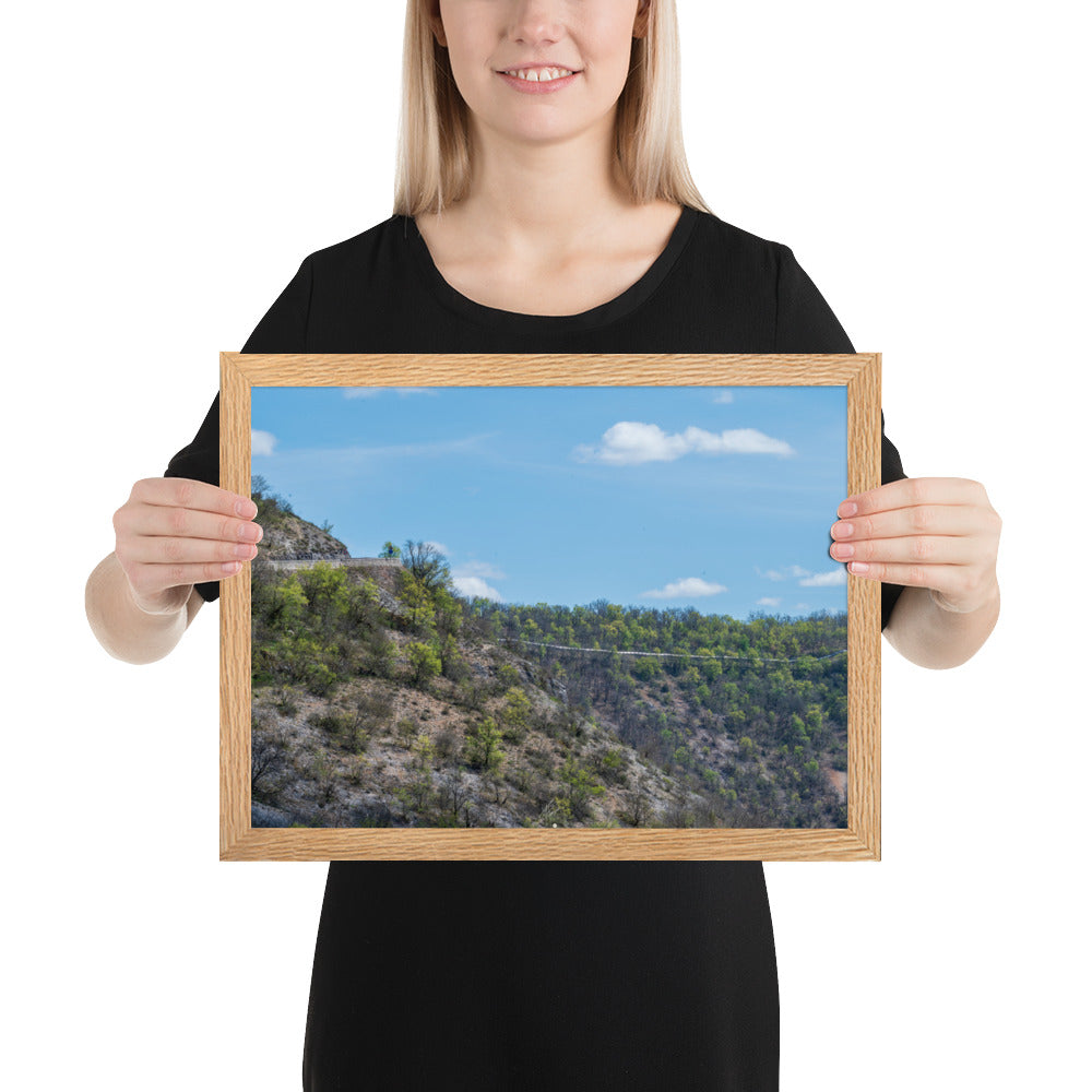 Photographie de 'Sécheresse', montrant un paysage d'Occitanie avec arbres verts et terre sèche, encadré pour une présentation élégante.