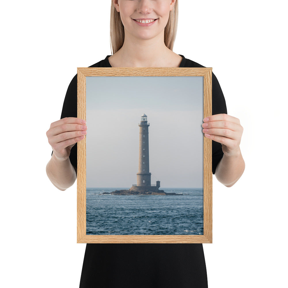 Photographie en couleur du Phare de la Hague par Yann Peccard, encadrée élégamment, capturant la sérénité maritime et la majesté de la nature.