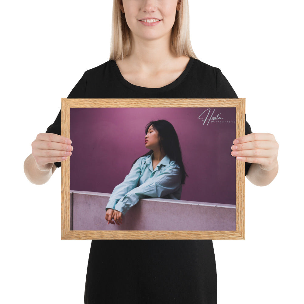 Portrait doux de Melynda par Hopton Photography, encadré avec élégance, illustrant une célébration subtile des couleurs et de la sérénité.