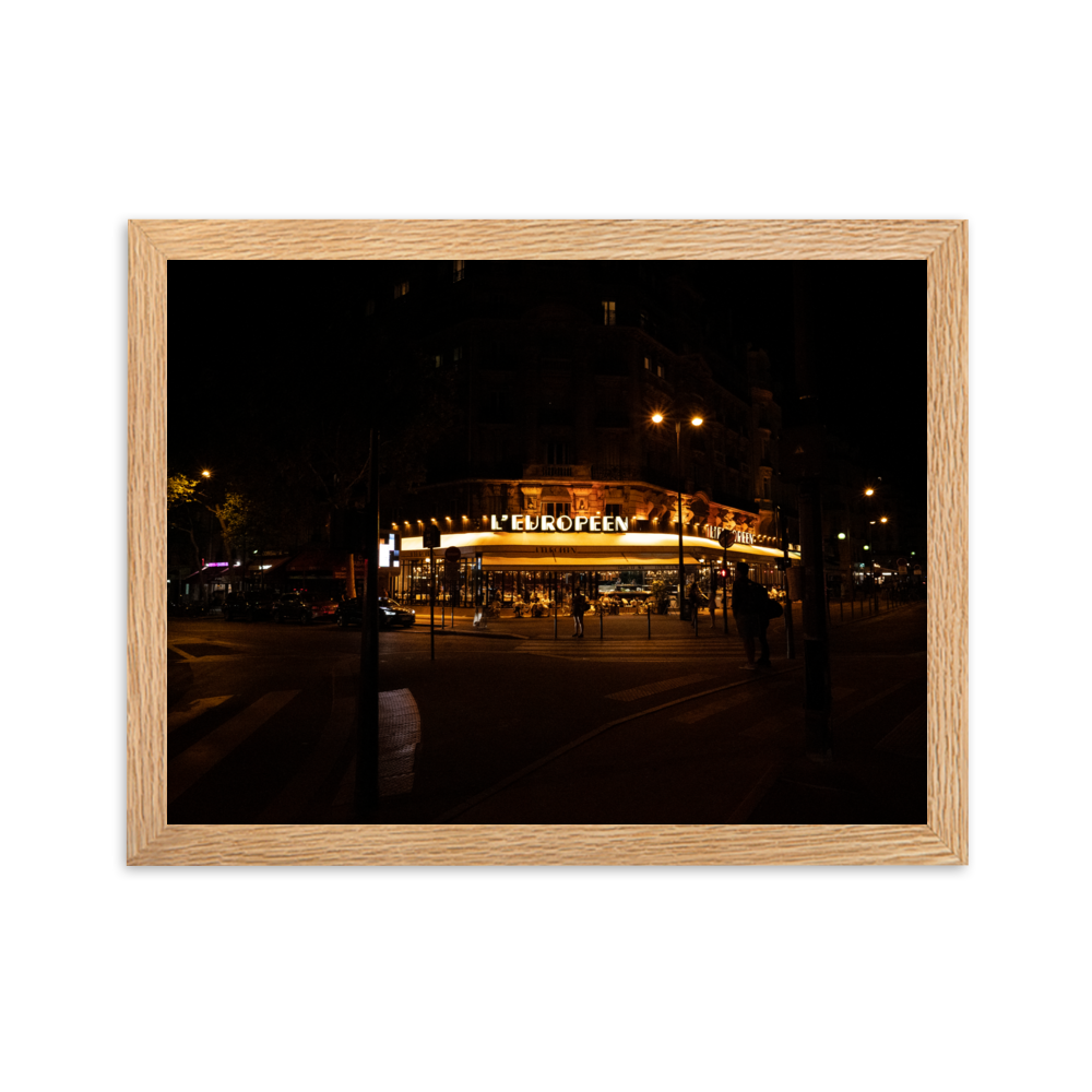 Poster mural et affiche - La terrasse du restaurant – Photographie de nuit d'une terrasse parisienne – Poster photographie, photographie murale et des posters muraux unique au monde. La boutique de posters créée par Yann Peccard un Photographe français.