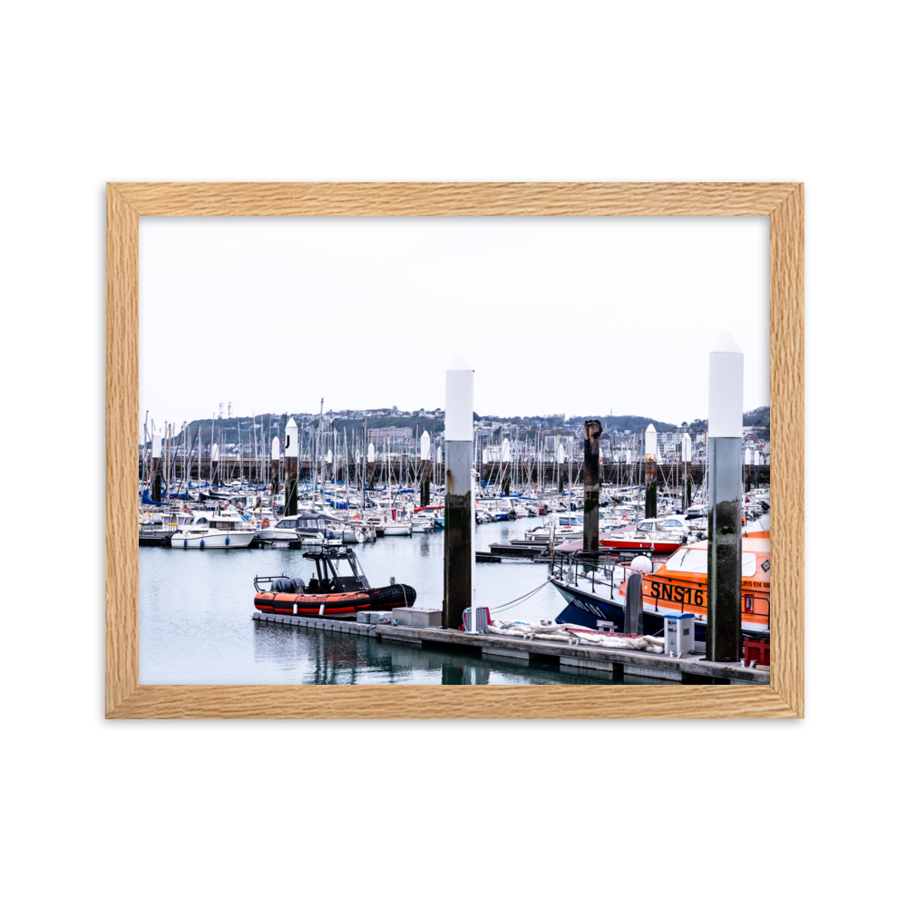 Poster d'une photographie de bateaux dans le port de plaisance du Havre avec un ponton endommagé par le feu.